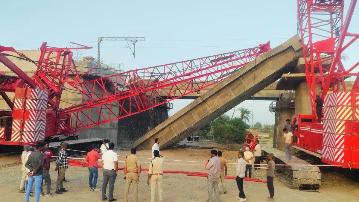 स्टेशन पर लगे पुराने इंजन को शिफ्ट करने के दौरान हादसा, टूटी क्रेन की चेन, दो घायल