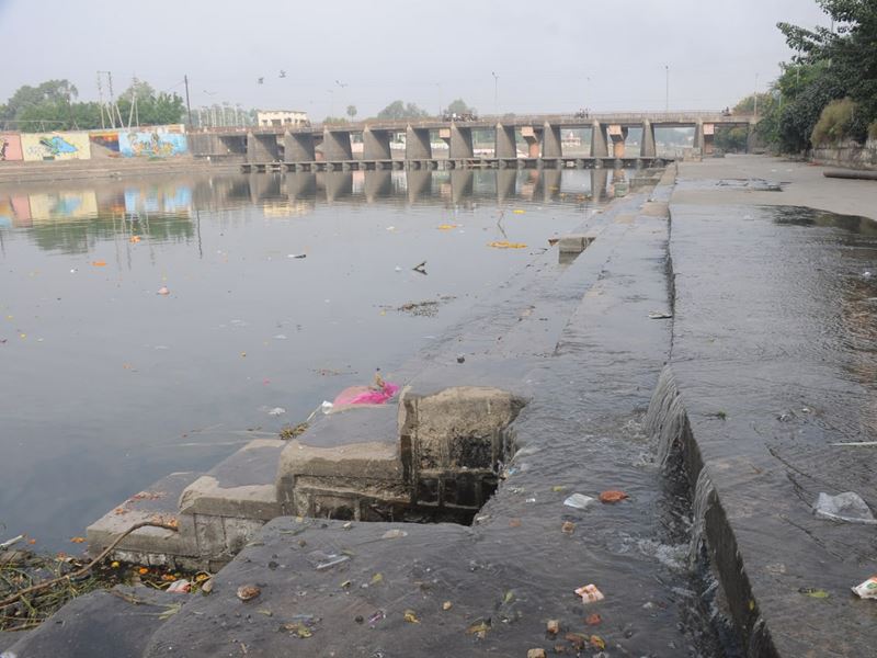शिप्रा में प्रदूषित पानी, प्रशासन की उड़ी नींद