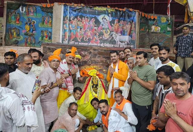 मंत्री टेटवाल पहुंचे गोवर्धन, पूजा-अर्चना कर लगाई परिक्रमा