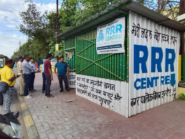 गंदगी मिलने पर आयुक्त का एक्शन, उद्यान दरोगा का 1 दिन का वेतन काटा