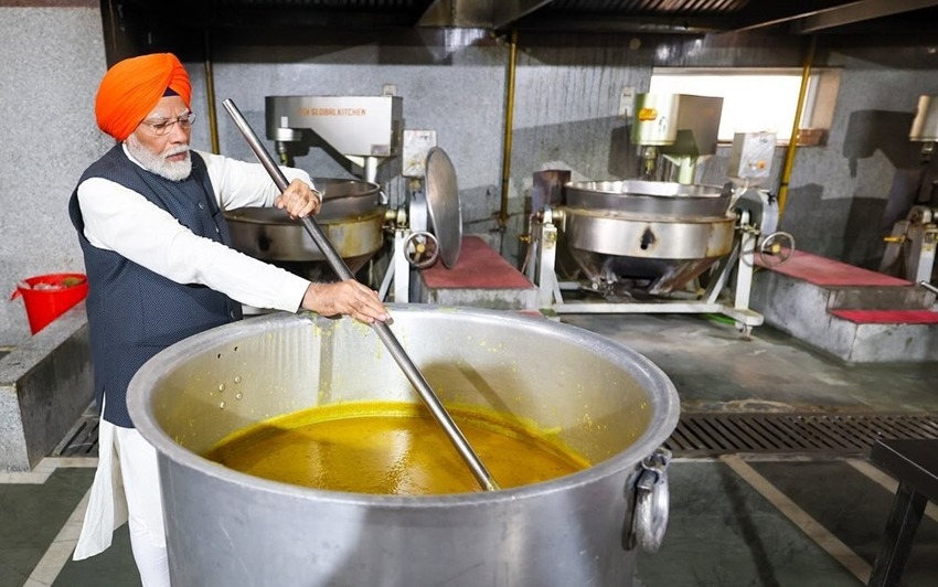 सिख पगड़ी में दिखे PM मोदी, गुरुद्वारे में बेली रोटी, लंगर में परोसा भोजन, देखें वायरल PHOTOS