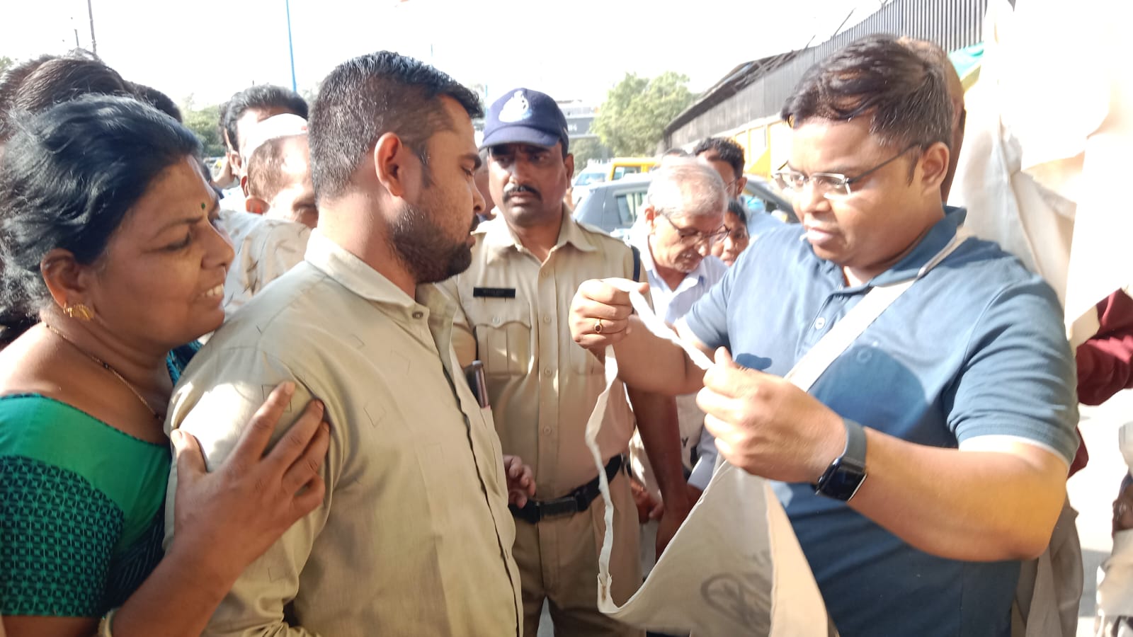 'चोइथराम' सब्जी मंडी में 'मैं हूं झोला धारी' अभियान, आयुक्त बोले- पॉलिथीन की जगह कपड़े के झोले का करें उपयोग