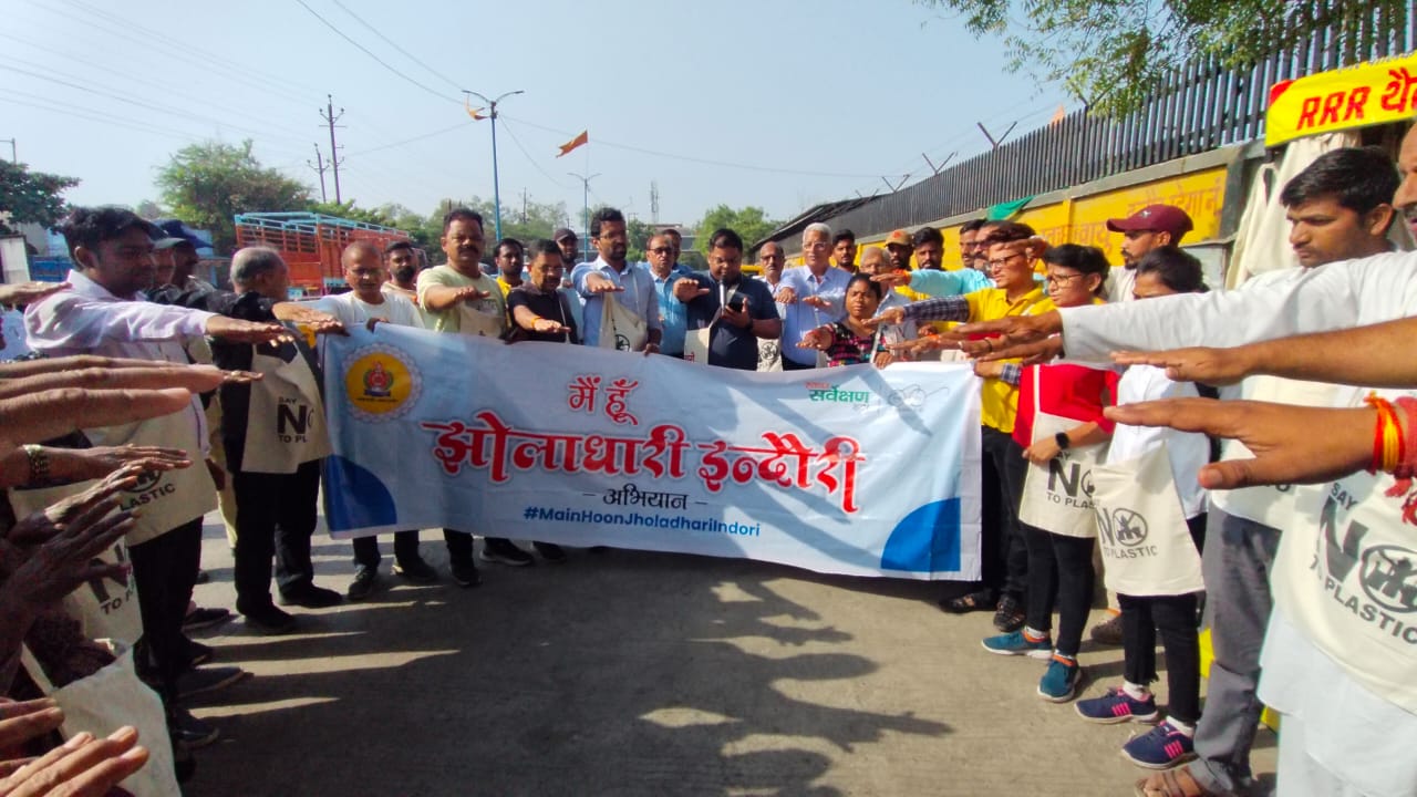 'चोइथराम' सब्जी मंडी में 'मैं हूं झोला धारी' अभियान, आयुक्त बोले- पॉलिथीन की जगह कपड़े के झोले का करें उपयोग