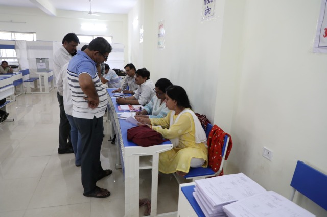 Lok Sabha Election : इंदौर में मतदान दलों का प्रशिक्षण शुरू, डाक मत पत्र से भी हुआ मतदान