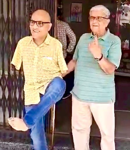 दिव्यांग ब्राण्ड एम्बेसेडर विक्रम अग्निहोत्री ने पैरों से मतदान कर पेश की अनूठी मिसाल