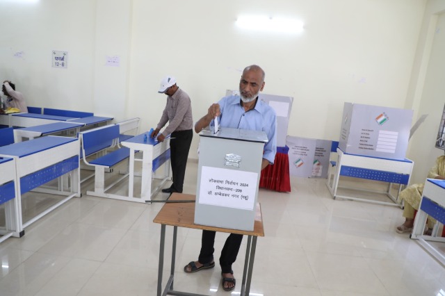 Lok Sabha Election : इंदौर में मतदान दलों का प्रशिक्षण शुरू, डाक मत पत्र से भी हुआ मतदान