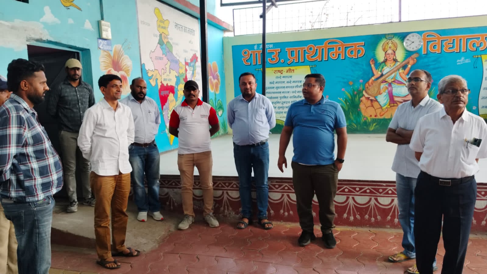 Indore : मतदान की तैयारियां जोरों पर, आयुक्त ने आदर्श एवं पिंक मतदान केंद्रों का किया निरीक्षण