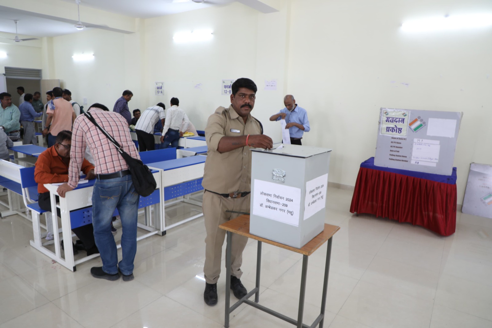 Lok Sabha Election : इंदौर में मतदान दलों का प्रशिक्षण शुरू, डाक मत पत्र से भी हुआ मतदान