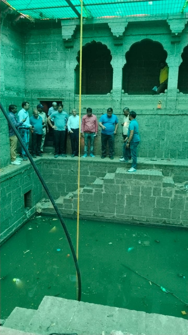 जल संरक्षण अभियान : आयुक्त ने लालबाग स्थित ऐतिहासिक बावड़ी के सफाई कार्य मे किया श्रमदान