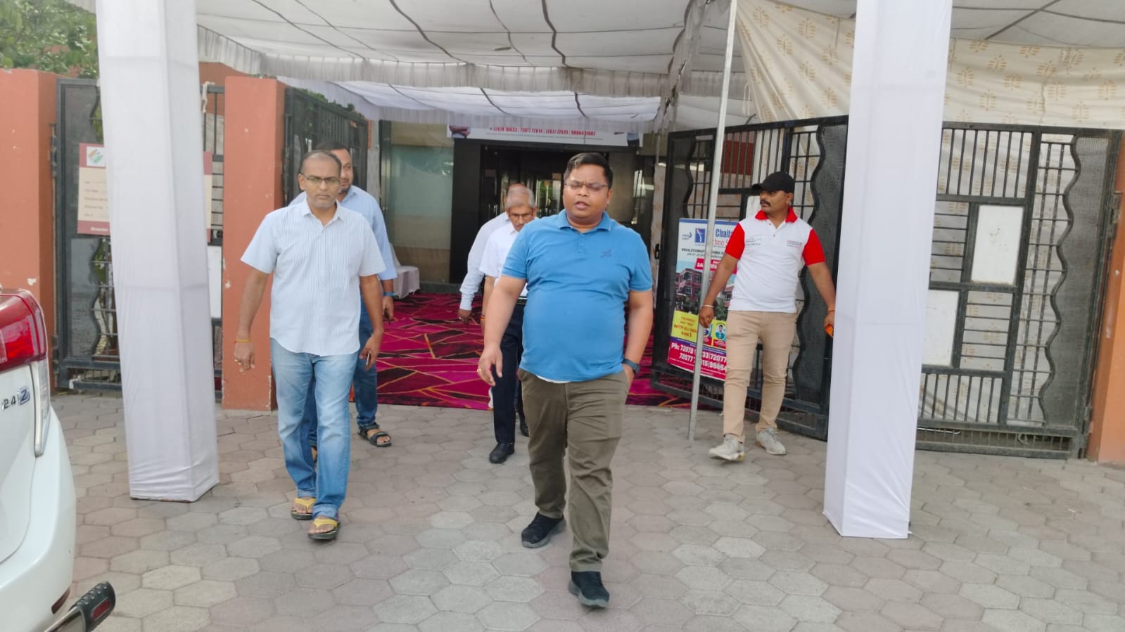 Indore : मतदान की तैयारियां जोरों पर, आयुक्त ने आदर्श एवं पिंक मतदान केंद्रों का किया निरीक्षण