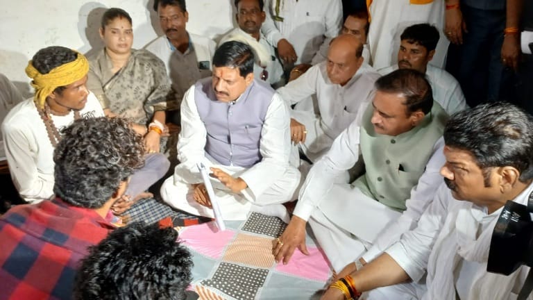 सागर में मृतक अंजना अहिरवार के परिवार से मिले CM यादव, चार लाख देने का किया ऐलान