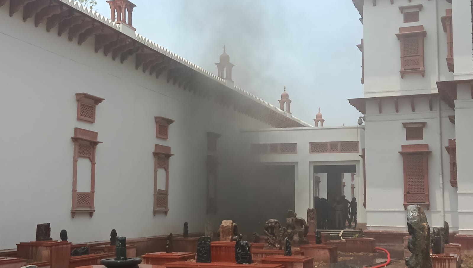 पटना म्यूजियम में लगी भीषण आग, अफरा-तफरी के बीच फायरब्रिगेड की गाड़ियां मौके पर पहुंची