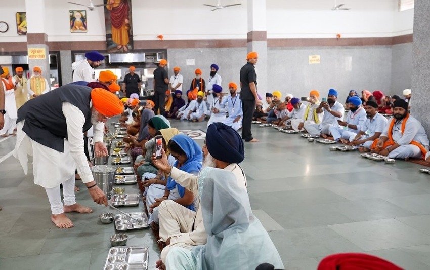सिख पगड़ी में दिखे PM मोदी, गुरुद्वारे में बेली रोटी, लंगर में परोसा भोजन, देखें वायरल PHOTOS