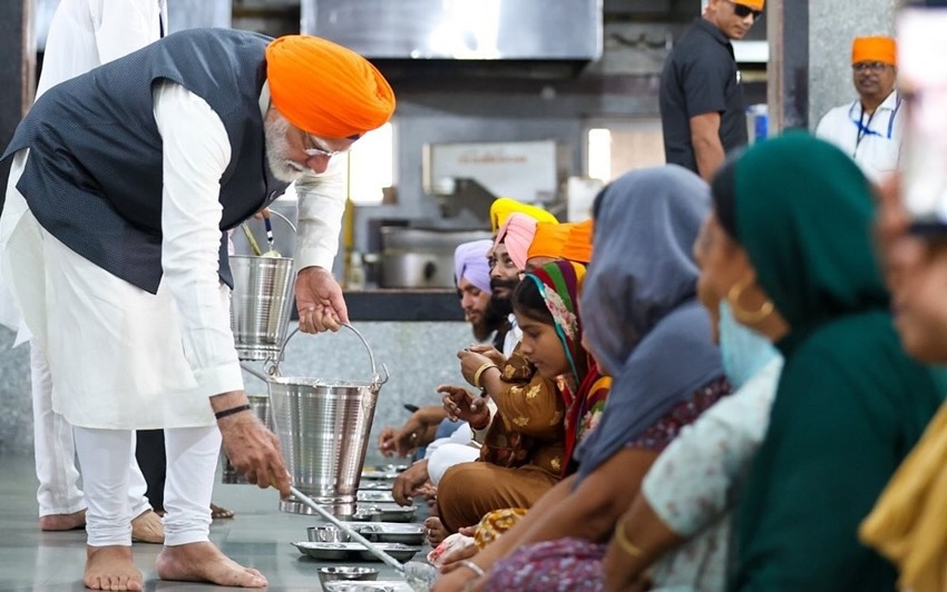 सिख पगड़ी में दिखे PM मोदी, गुरुद्वारे में बेली रोटी, लंगर में परोसा भोजन, देखें वायरल PHOTOS