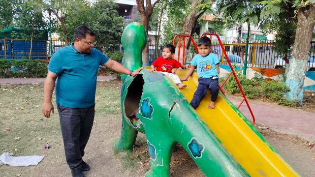 गंदगी मिलने पर आयुक्त का एक्शन, उद्यान दरोगा का 1 दिन का वेतन काटा