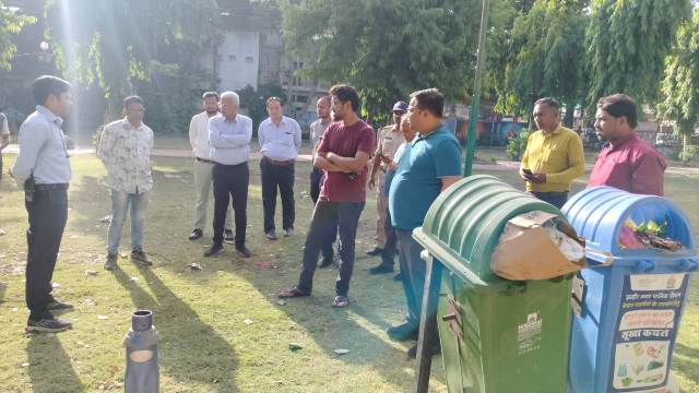 गंदगी मिलने पर आयुक्त का एक्शन, उद्यान दरोगा का 1 दिन का वेतन काटा