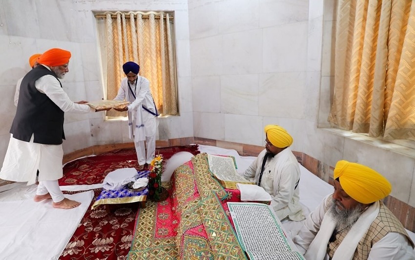 सिख पगड़ी में दिखे PM मोदी, गुरुद्वारे में बेली रोटी, लंगर में परोसा भोजन, देखें वायरल PHOTOS