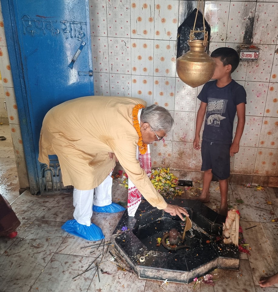 'प्रभात' झा पहुंचे बेनीपट्टी, मां दुर्गा स्थान पर की पूजा-अर्चना, सोशल मीडिया पर बताई कालिदास के जीवन की घटना