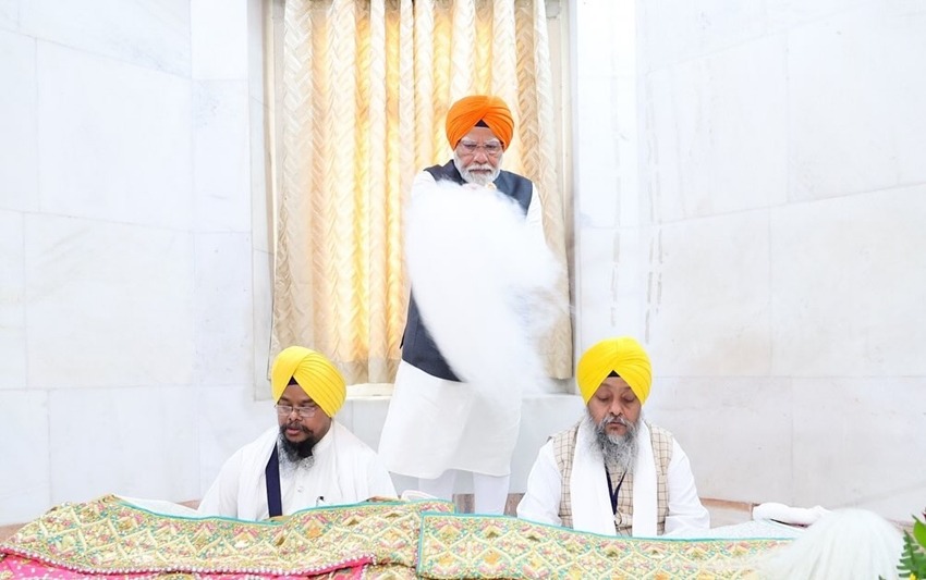 सिख पगड़ी में दिखे PM मोदी, गुरुद्वारे में बेली रोटी, लंगर में परोसा भोजन, देखें वायरल PHOTOS