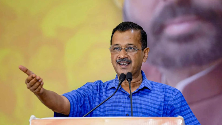 केजरीवाल ने पत्नी सुनीता को लेकर किया बड़ा खुलासा, कहा- 'मुझे बर्दाश्त करना आसान नहीं'
