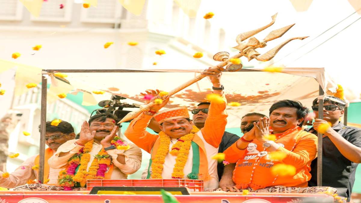 महेश्वर में दिखा CM मोहन यादव का अलग अंदाज : रोड शो के दौरान उठाया त्रिशूल, कांग्रेस को बताया गाजर घास