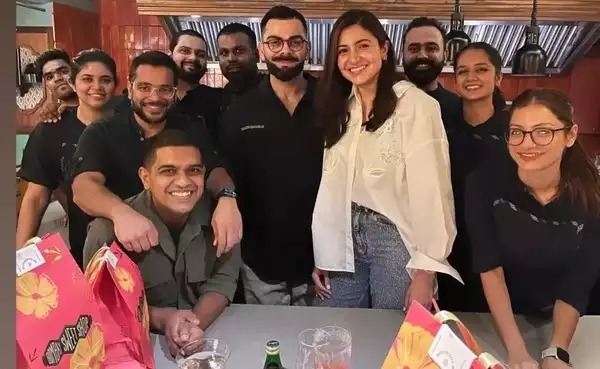 स्टाइलिश लुक में डिनर डेट पर निकले विराट-अनुष्का, सेल्फी के लिए उमड़े फैंस, दिए मजेदार पोज