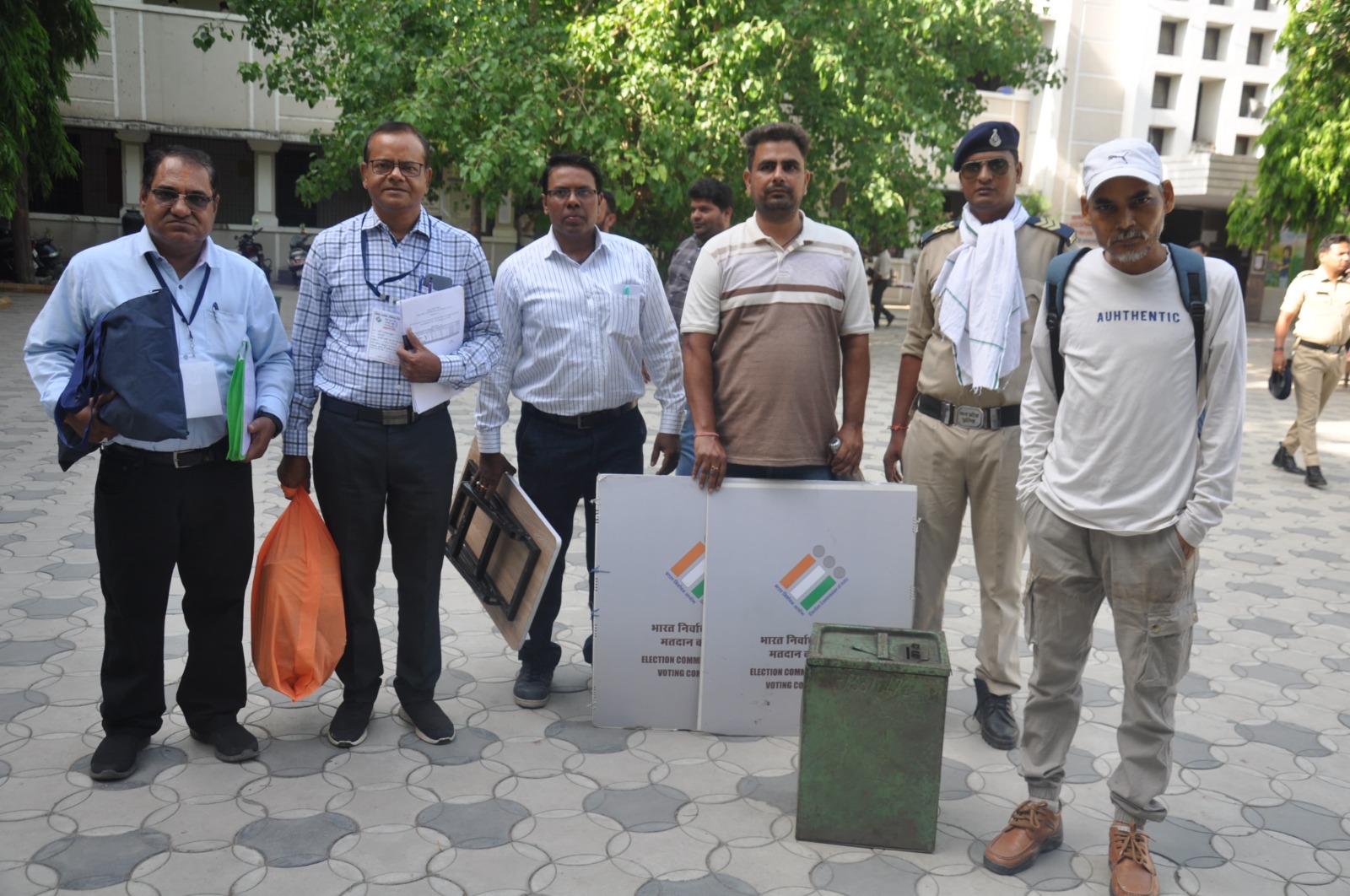 इंदौर में लोकसभा निर्वाचन का मतदान हुआ प्रारंभ,  बुजुर्गों और दिव्यांगजनों ने घर बैठे की वोटिंग 