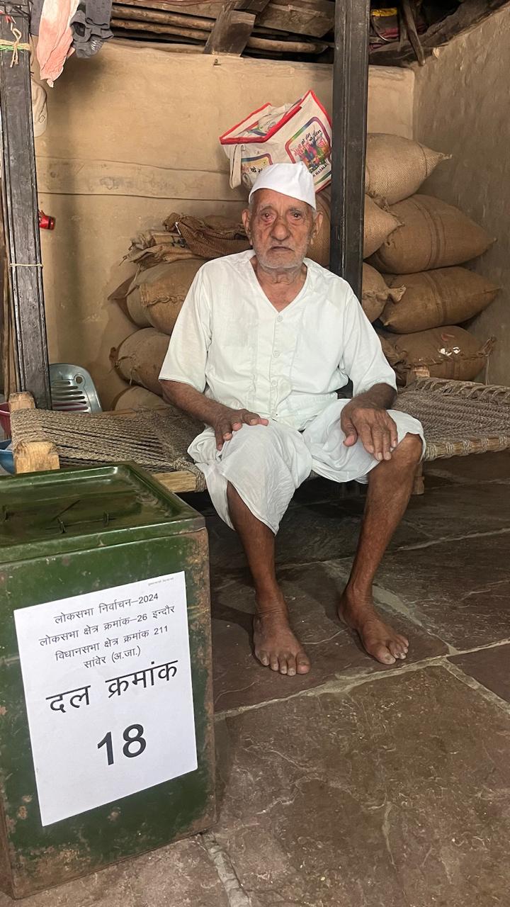 इंदौर में लोकसभा निर्वाचन का मतदान हुआ प्रारंभ,  बुजुर्गों और दिव्यांगजनों ने घर बैठे की वोटिंग 
