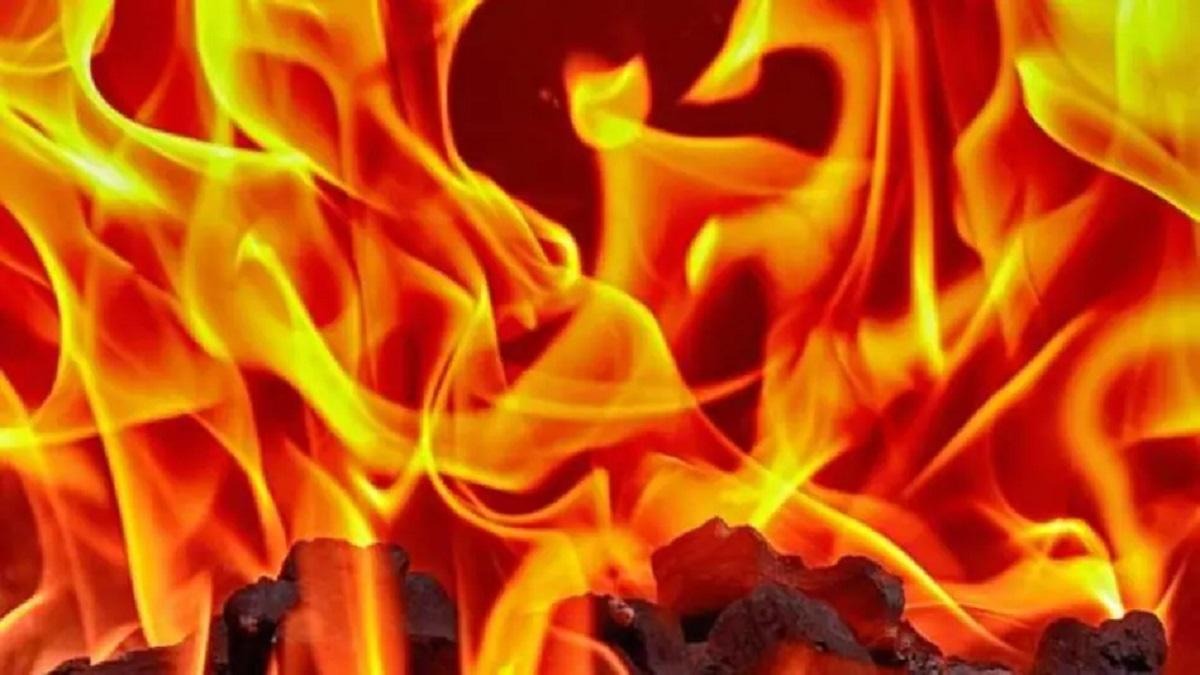 जम्मू-कश्मीर के अनंतनाग में इस्लामिक रिसर्च इंस्टीट्यूट में लगी आग, इमारत धुंए और लपटों में घिरी