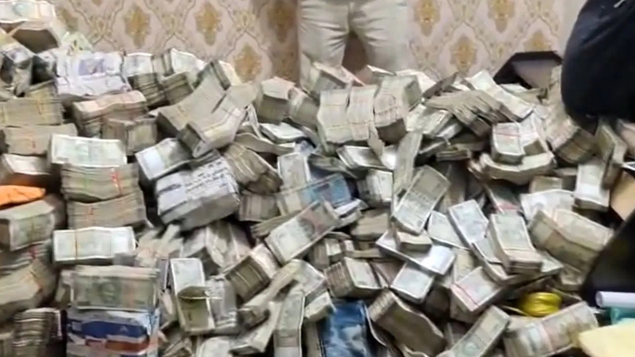 ED ने रांची में कई स्थानों पर की छापेमारी, मंत्री PS के नौकर के घर से ₹25 करोड़ बरामद