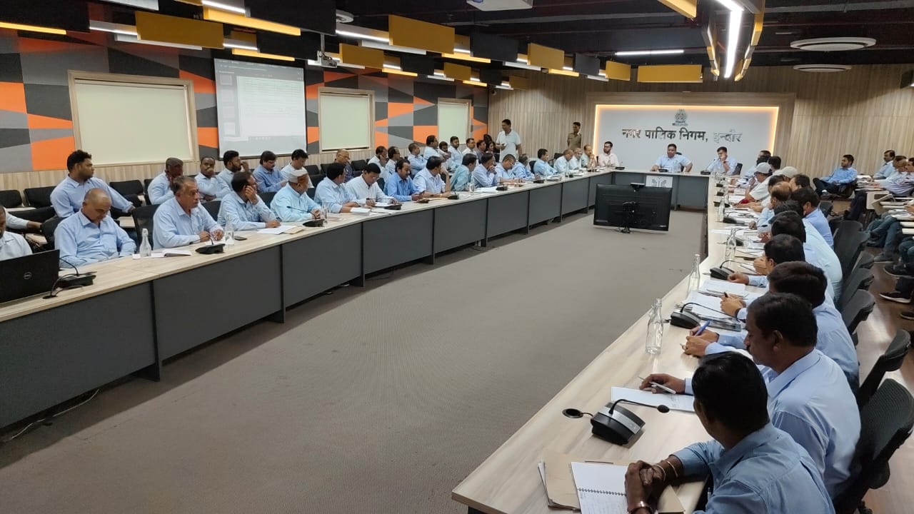 आयुक्त द्वारा जलप्रदाय, सीवरेज आउट फाल ट्रैपिंग, वाटर रिचार्जिंग शाफ्ट, स्वच्छता, सीएम हेल्पलाईन की समीक्षा बैठक