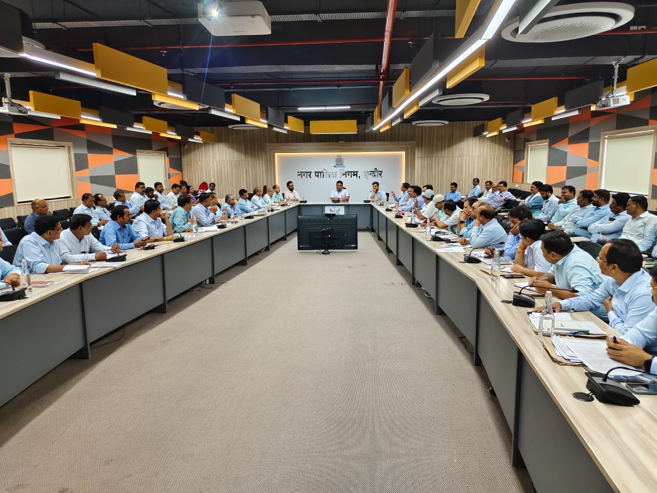 आयुक्त द्वारा जलप्रदाय, सीवरेज आउट फाल ट्रैपिंग, वाटर रिचार्जिंग शाफ्ट, स्वच्छता, सीएम हेल्पलाईन की समीक्षा बैठक