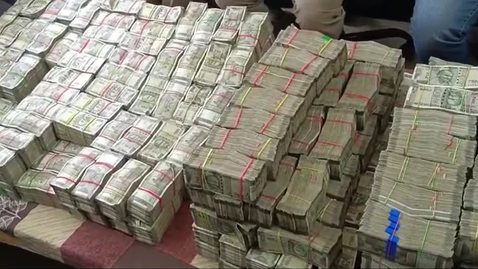 Andhra Pradesh: टैम्पो से बोरियों में भरकर ले जा रहे थे कबाड़, एक्सिडेंट हुआ तो 7 करोड़ देख फटी रह गईं आंखें
