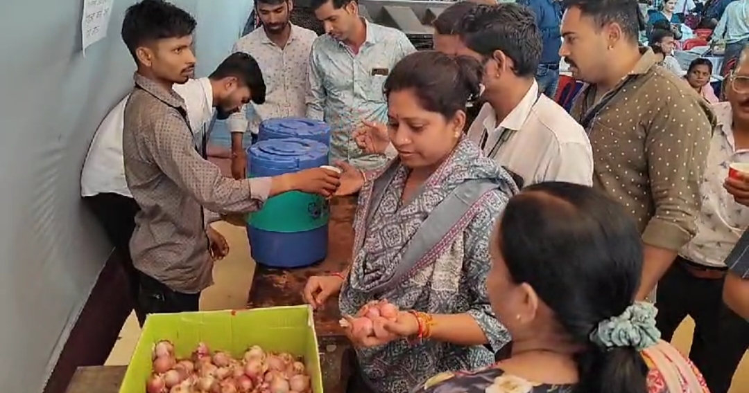 अपार उत्साह के बीच मतदान दलों को सुव्यवस्थित रूप से वितरित की गई मतदान सामग्री, व्यवस्थाओं को देख अभिभूत हुए मतदानकर्मी