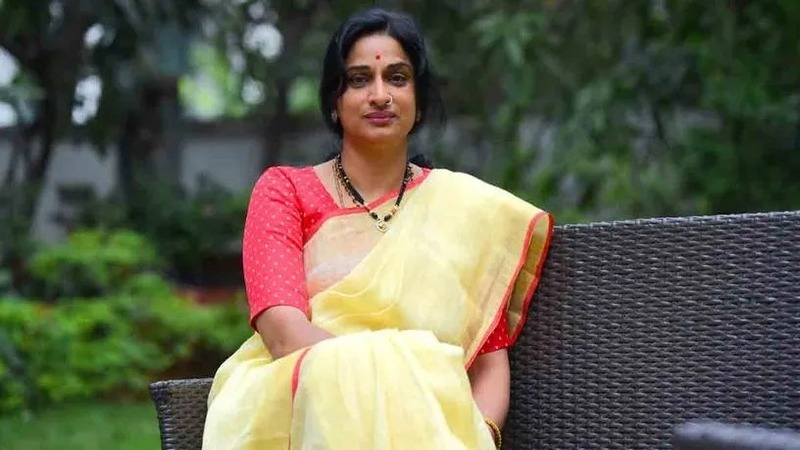 ओवैसी के खिलाफ लड़ रही माधवी लता पर हुई FIR दर्ज, मुस्लिम महिलाओं का बुर्का हटवा कर ID कर रही थी चेक