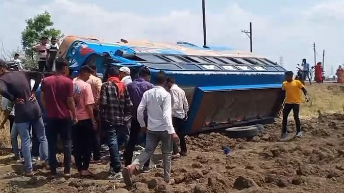 उज्जैन में बस हादसा: बाइक सवार को बचाने की कोशिश में पलटी यात्री बस, मची चीख-पुकार