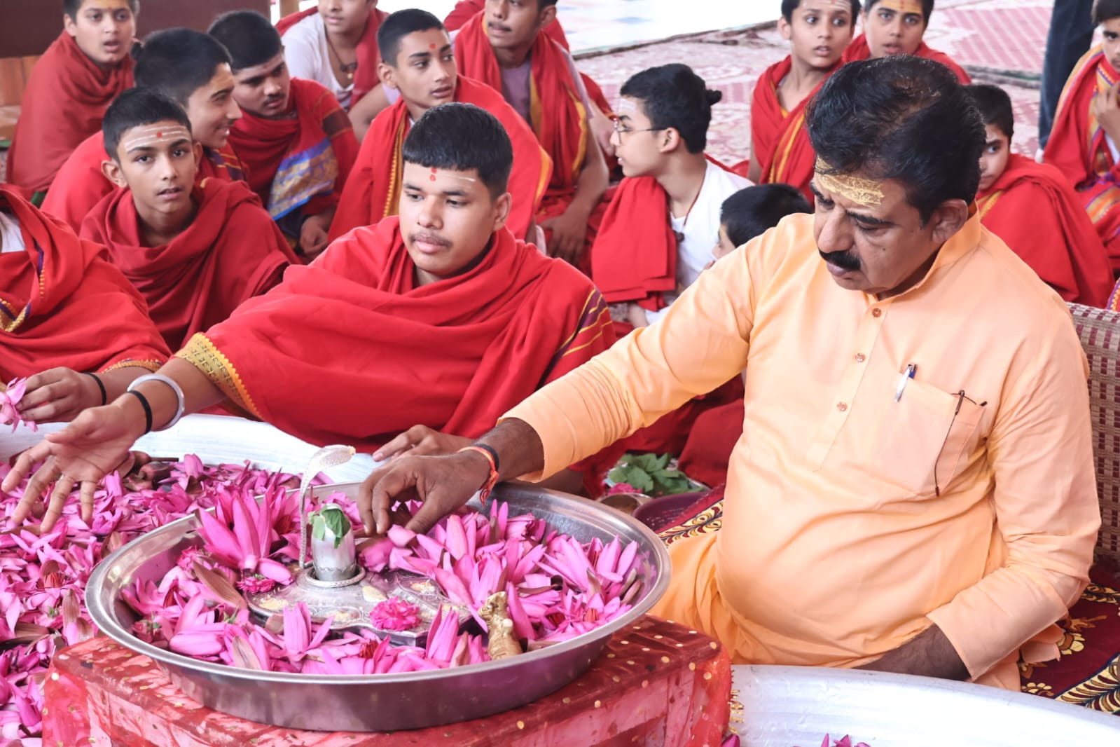 सांसद लालवानी ने वेद मंत्रों के बीच 1100 कमलपुष्पों से किया भगवान शिव का पुष्पार्चन