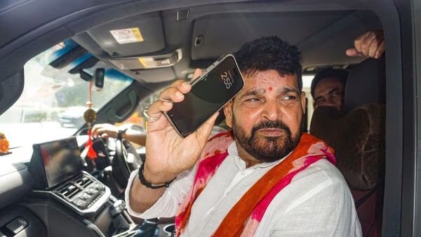 बृजभूषण सिंह ने अपने बेटे की जीत पर जताया भरोसा, कहा- 'यौन उत्पीड़न के आरोपों से बढ़ेंगे वोट'