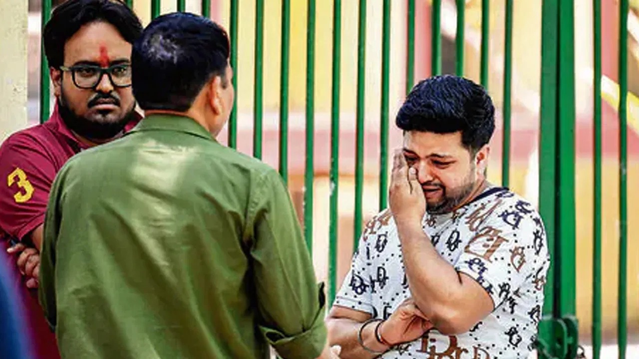 दिल्ली बेबी केयर सेण्टर में आग लगने से एक बच्ची लापता, 17 दिन की बेटी की तलाश में अस्पताल और थाने के चक्कर लगा रहें परिजन