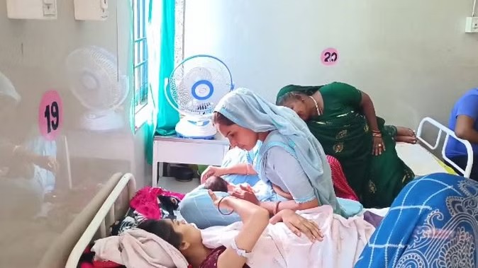 MP में सरकारी अस्पताल का हाल बेहाल, मरीजों को खुद लाना पड़ रहा है पंखा