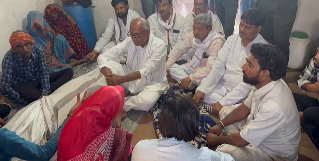 दिग्विजय सिंह की ‘मुंह बोली भांजी’ ने किया सुसाइड, अंतिम यात्रा में शामिल हुए पूर्व CM, परिवार से की मुलाकात
