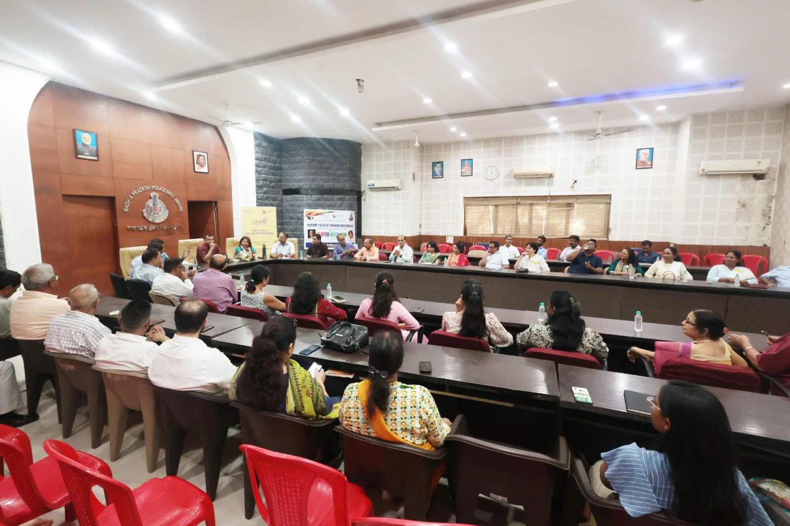 Rotary Club of Indore Professional ने इंदौर पुलिस की साइबर पाठशाला में सीखा, अपनी डिजिटल लाइफ को सुरक्षित रखने की सावधानियां