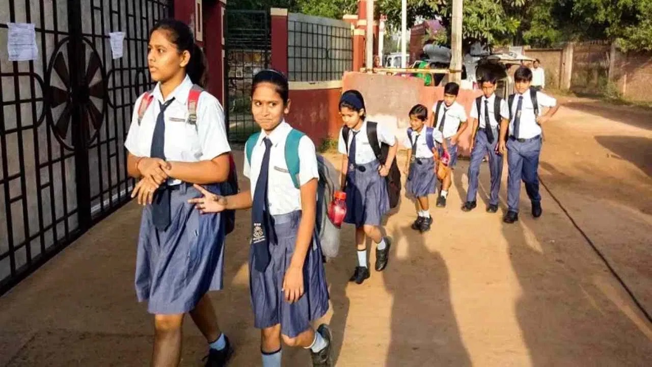 छात्राओं के बेहोश होने के बाद जागी सरकार, 8 जून तक स्कूल बंद रखने के दिए आदेश