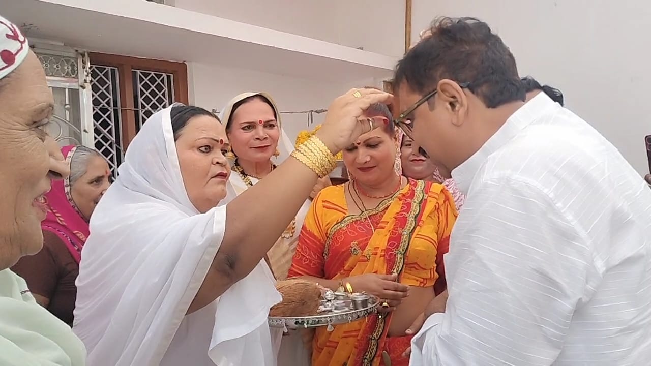 मंत्री विजय शाह पहुंचे खंडवा, किन्नर माला मौसी के घर किया भोजन ग्रहण