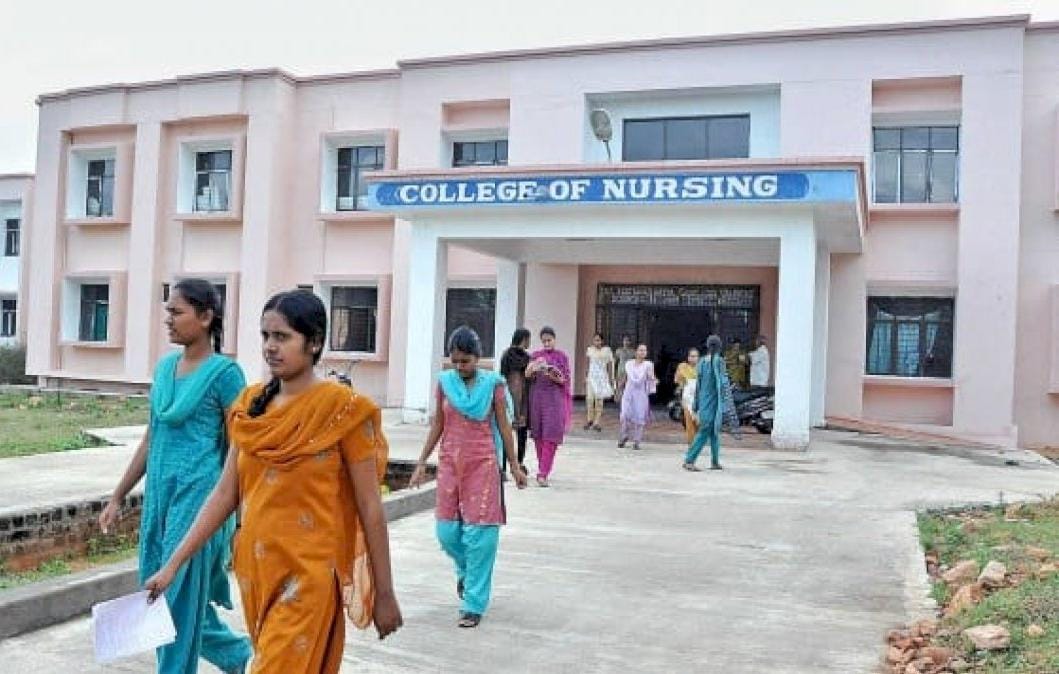 नर्सिंग कॉलेज की त्रुटिपूर्ण रिपोर्ट प्रस्तुत करने वाले 14 राजस्व अधिकारियोंके के विरुद्ध अनुशासनात्मक कार्रवाई