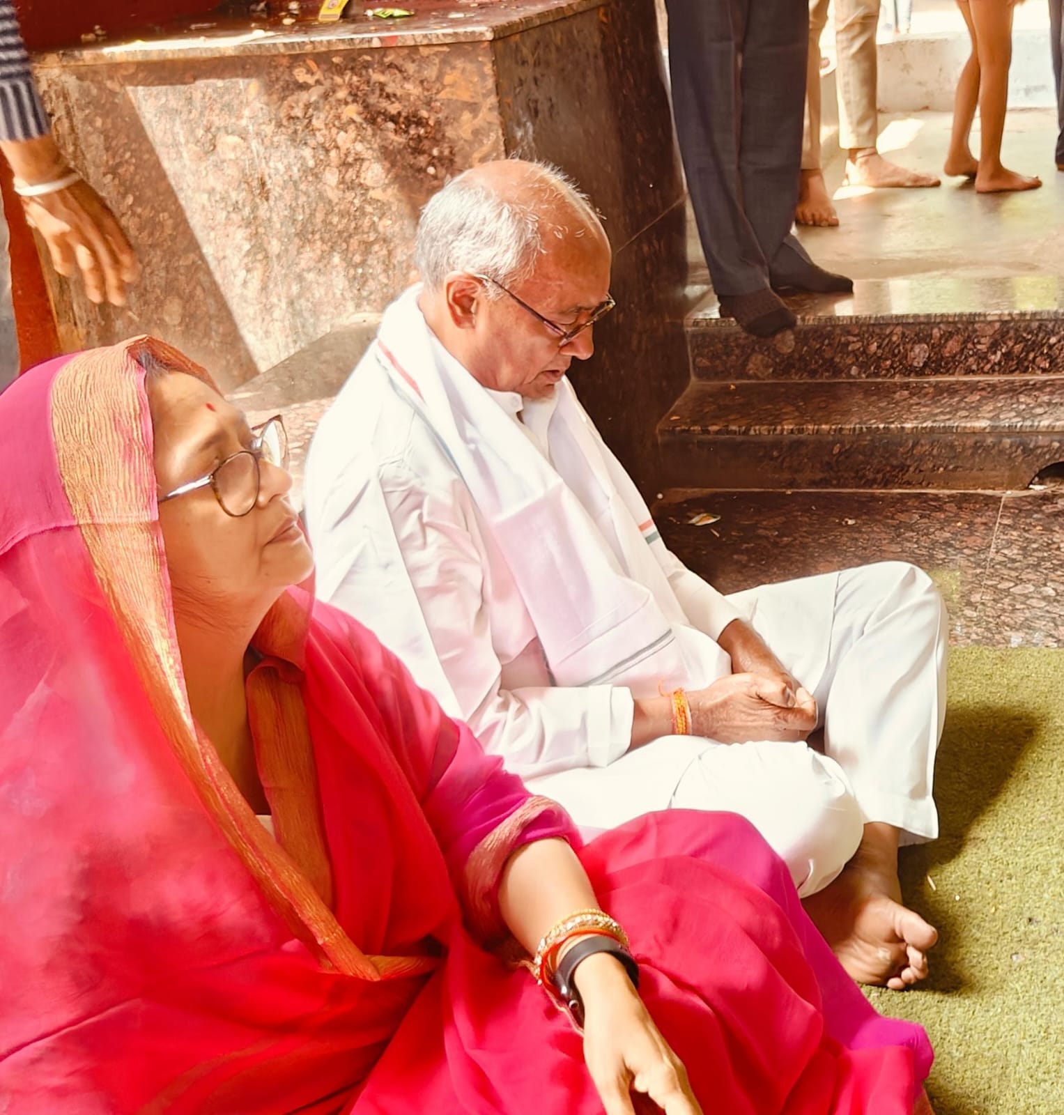 Lok Sabha Election : मतदान के पहले हनुमानजी की शरण में दिग्गी, पत्नी अमृता संग की पूजा-अर्चना