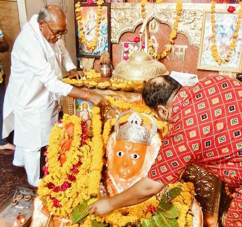 Lok Sabha Election : मतदान के पहले हनुमानजी की शरण में दिग्गी, पत्नी अमृता संग की पूजा-अर्चना