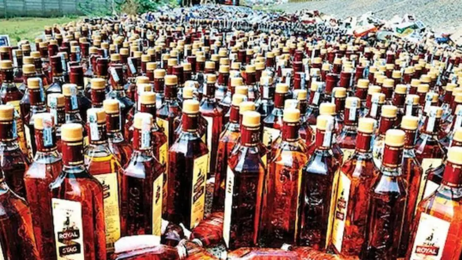 गुजरात जा रहे 4 कंटेनर से 2 करोड़ की अवैध शराब जब्त, पुलिस ने चार आरोपी को किया गिरफ्तार