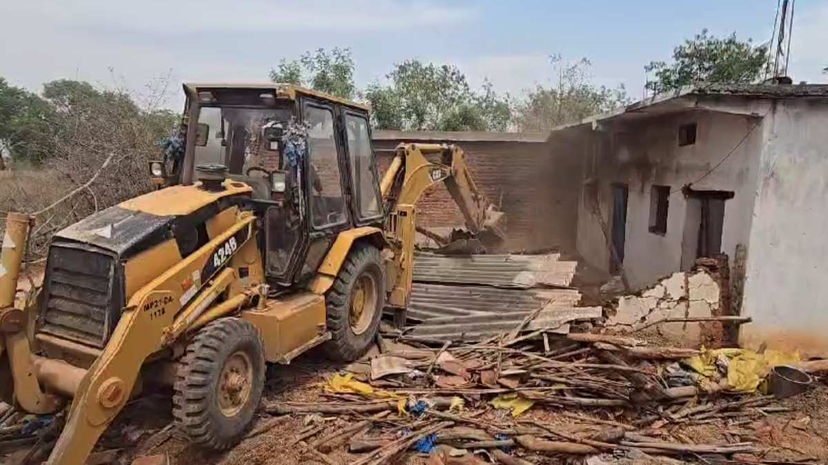 रेत माफिया के अवैध मकान पर चला बुलडोजर, ASI को कुचलने वाले दो आरोपियों के घर जमींदोज