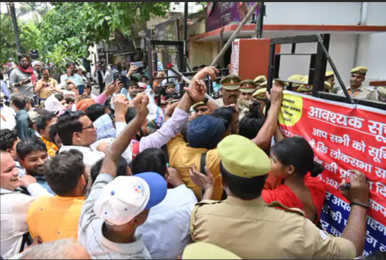 PM मोदी के खिलाफ भारी संख्या में लोग नामांकन करने पहुंचे, मौके पर मची अफरा-तफरी